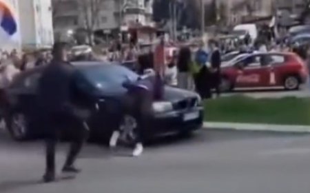 Belgrade : une voiture fonce sur une foule de manifestants, plusieurs blessés