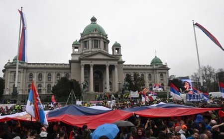Vucic : le peuple serbe ne veut pas de révolution de couleur ni de violence