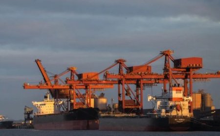 Tarifs douaniers de Trump : la France compte riposter avec l'outil commercial le plus puissant de l'UE, selon Bloomberg