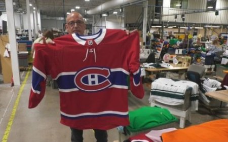 Hockey : les tarifs douaniers de Trump et leur impact sur les maillots de la LNH