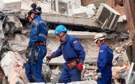 Les secouristes du ministère russe des Situations d'urgence poursuivent les opérations de recherche sous les décombres après le séisme en Birmanie