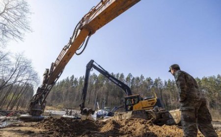 Lituanie : après cinq jours de sauvetage, un véhicule blindé américain a pu être retiré d'un marais