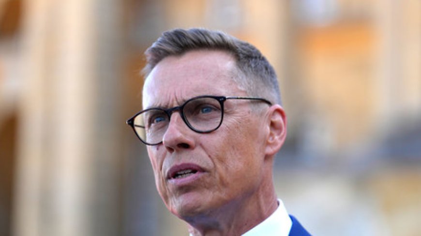 «Il est trop tôt pour parler de déployer des troupes» en Ukraine, selon le président finlandais Alexander Stubb