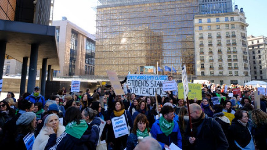 Bruxelles : une grève contre les conditions de travail des enseignants recrutés localement