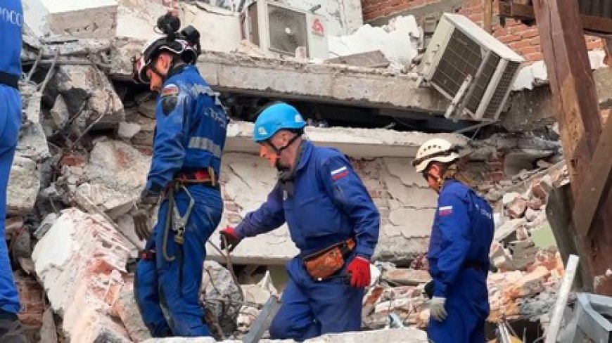 Les secouristes du ministère russe des Situations d'urgence poursuivent les opérations de recherche sous les décombres après le séisme en Birmanie