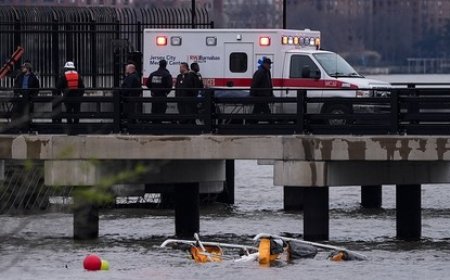 Images spectaculaires du crash d'un hélicoptère dans le fleuve Hudson : six morts, dont trois enfants (VIDEO)