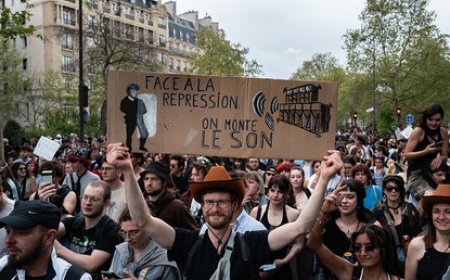 Free-parties en France : plus de 20 000 manifestants réclament moins de répression et plus de musique