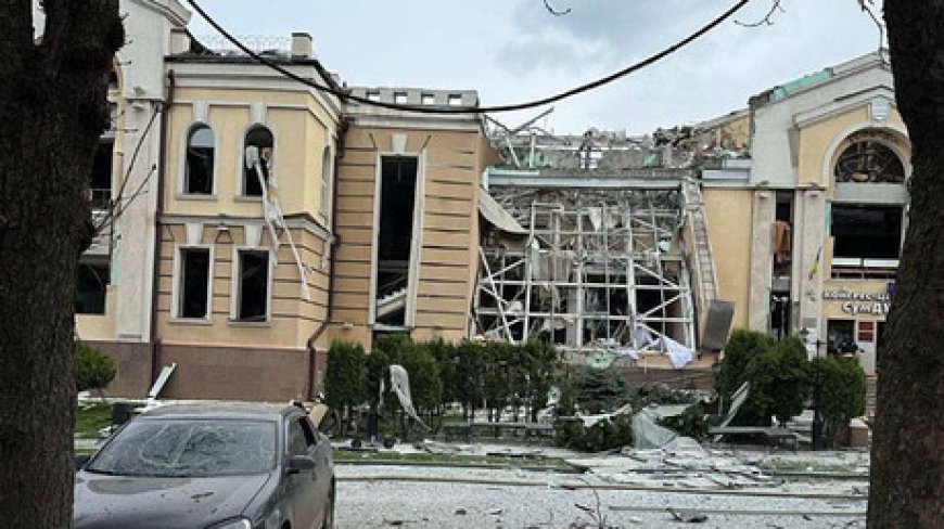 Une frappe russe sur une cérémonie militaire ukrainienne à Soumy provoque de lourdes pertes