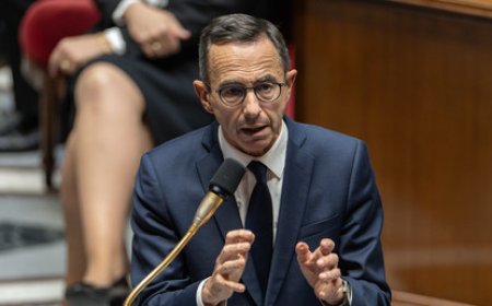 La circulaire Retailleau sur la naturalisation crispe la gauche